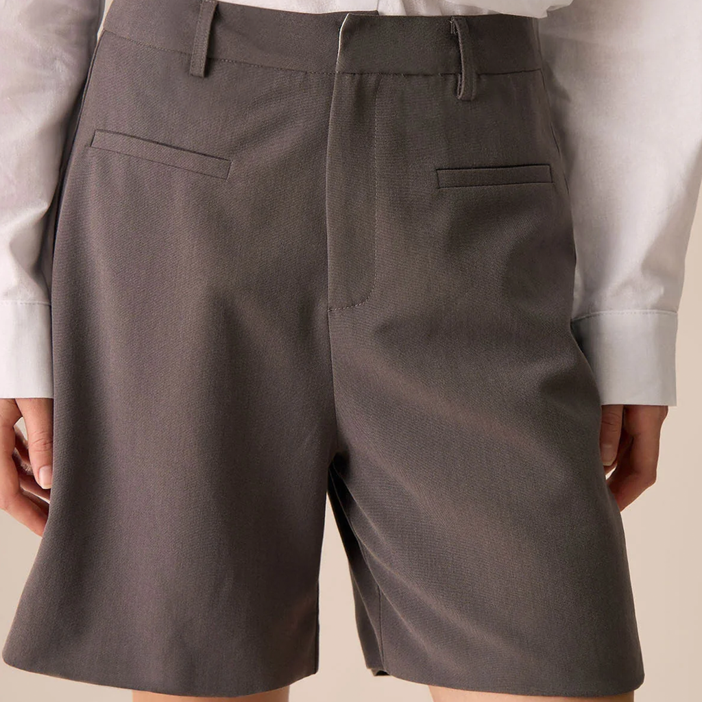 Solid Wide‑Leg Knee‑Length Office Shorts With Functional Pockets