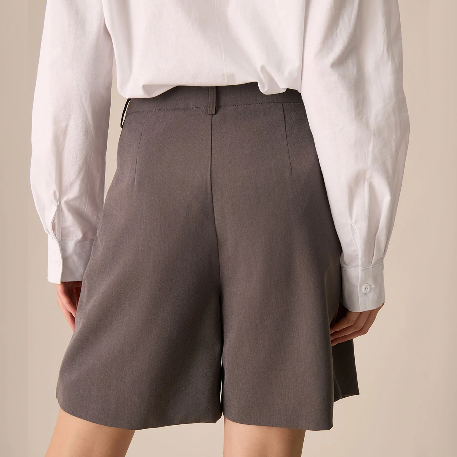 Solid Wide‑Leg Knee‑Length Office Shorts With Functional Pockets